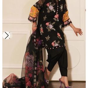 Sana safinaz lawn 2023 medium stichted